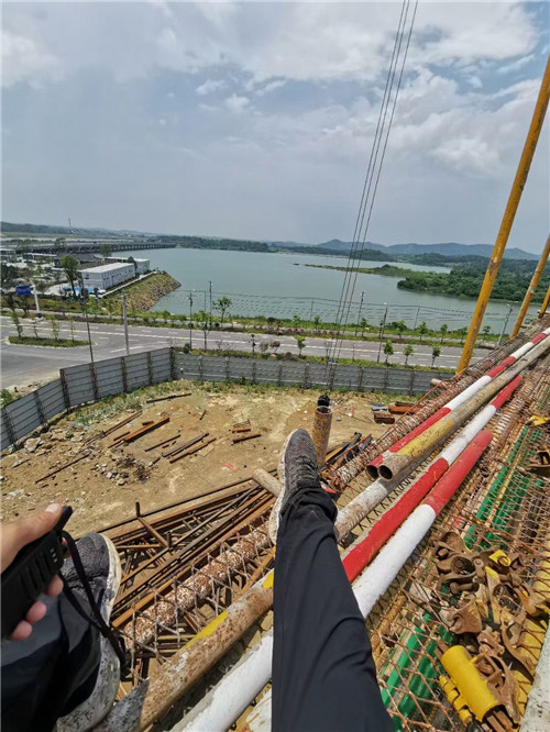 新华区作业中发生设备损坏或人员意外，责任怎么划分？